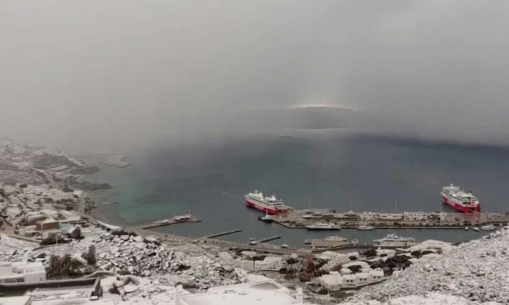 Κακοκαιρία Ελπίς: Κατάλευκη η Μύκονος σκεπάστηκε από πυκνό χιόνι